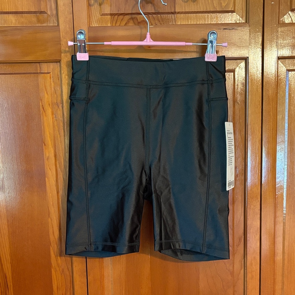 Lululemon satin shine HR short 6” inseam in rainforest green